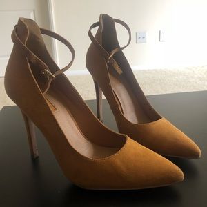 Mustard colored heels size 7.5